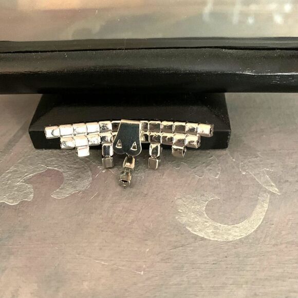 Vintage Rhinestone Collar brooch, in Silver tone, Unmarked - Picture 3 of 4